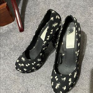 Source Unknown Black and Cream Patterned Heels